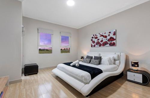 Bulla Villa | 5 Bdrms Loemans Lodge - Close to Calder Park, Melb Airport