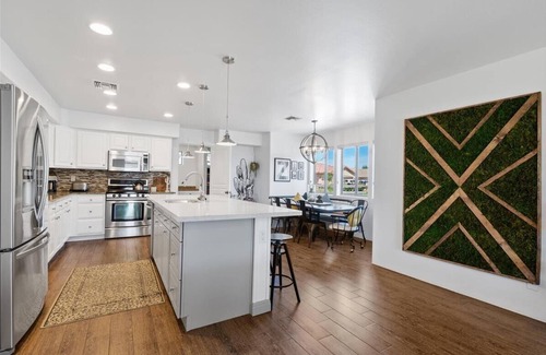 Glendale Maison | 5 Bed 4 Bath Home PREMIUM LOCATION Sleeps 16+ heated pool option and spa