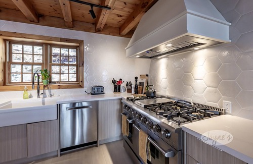 Minett Cottage | 5 bed 5 bath cottage on Lake Rosseau includes Boathouse w/living quarters