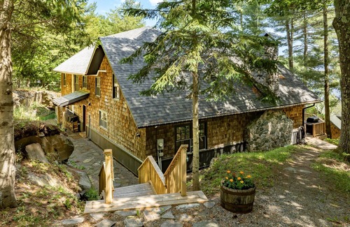 Minett Cottage | 5 bed 5 bath cottage on Lake Rosseau includes Boathouse w/living quarters
