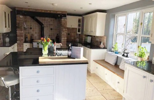 Kingston St Mary Maison | 5-Bed Home - Sleeps 12, Pool, Garden & Play Area