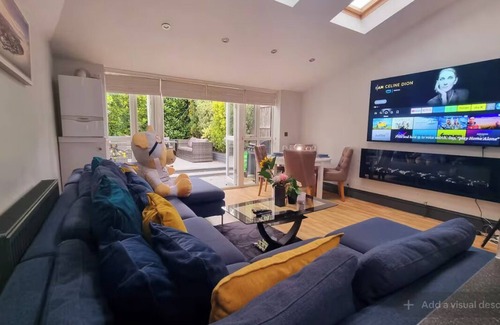 Tooting Maison | 5-Bed Home with Cinema, F1 Racing SIM, BBQ, Garden
