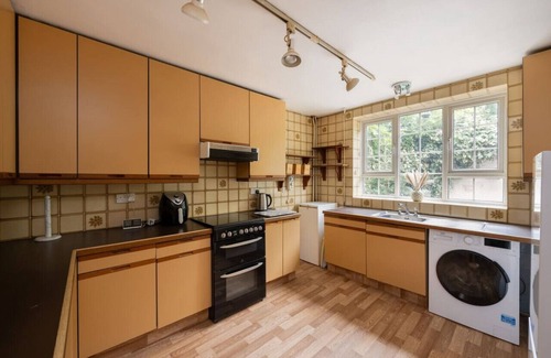 Oakleigh Maison | 5-Bed Home with Private Parking behind gated and only 25 Mins To Central London