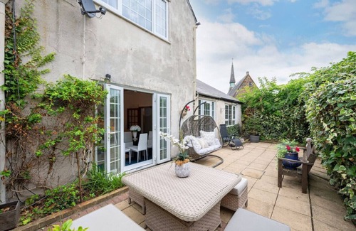 Oakleigh Maison | 5-Bed Home with Private Parking behind gated and only 25 Mins To Central London