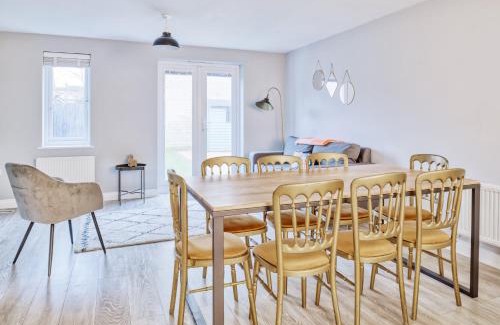 Hucclecote Maison | 5 Bed House in Gloucester