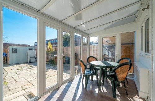 Havering Maison | 5 Bed House - Sleeps 11 - Garden