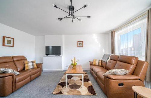 Havering Maison | 5 Bed House - Sleeps 11 - Garden