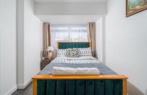 Havering Maison | 5 Bed House - Sleeps 11 - Garden