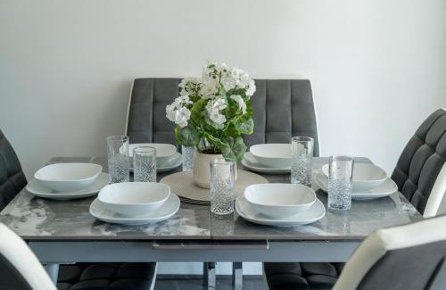 Havering Maison | 5 Bed House - Sleeps 11 - Garden