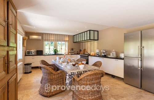 Maubec Maison | 5-bed Mas with pool in Maubec with pool, air-con and views to the Luberon hills