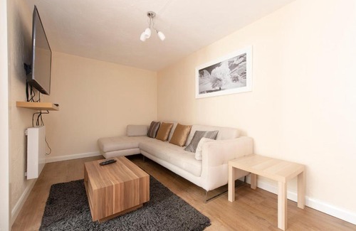 Thamesmead East Appartement | 5 Bed Town House with 8 beds and sleeps 10