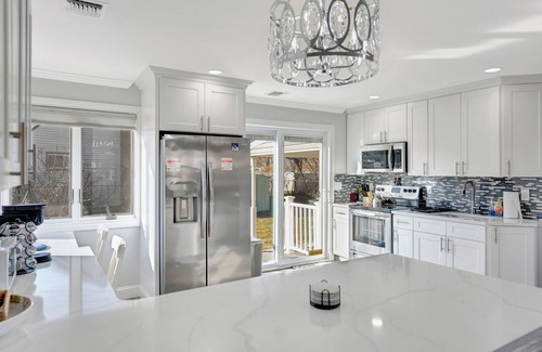 Uniondale Maison | 5-Bedroom, 3-Bath Retreat Sleeps 10 Free Parking & Modern Upgrades