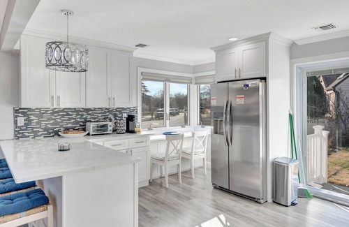 Uniondale Maison | 5-Bedroom, 3-Bath Retreat Sleeps 10 Free Parking & Modern Upgrades