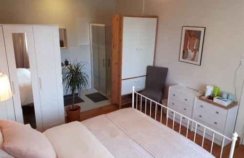 Bouconville Maison | 5 bedroom-5 bathroom Gîte with free wifi and parking chez Mostarlić B&B