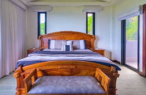 Tarcoles Maison | 5 Bedroom 5 bathroom Luxury Home, with optional apartment above the garage