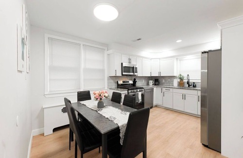 Constable Hook Maison | 5 Bedroom 8 Bds 2 Bath Near NYC with Free Parking