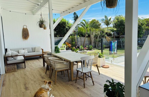 Swansea Heads Maison | 5 bedroom Beach house - 13m pool & Lake at back door - sleeps 13