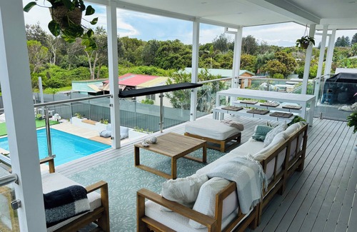 Swansea Heads Maison | 5 bedroom Beach house - 13m pool & Lake at back door - sleeps 13