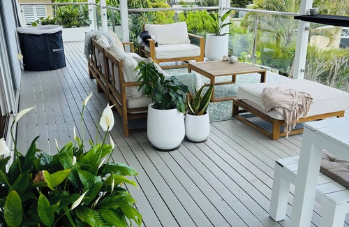 Swansea Heads Maison | 5 bedroom Beach house - 13m pool & Lake at back door - sleeps 13