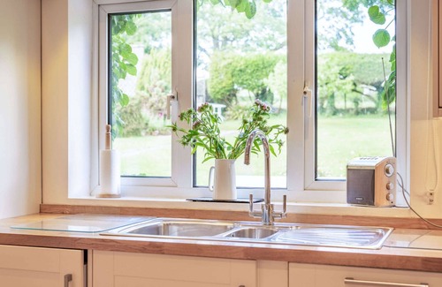 Longborough Cottage | 5 bedroom Cotswold holiday cottage with a superb garden - Elm Bank