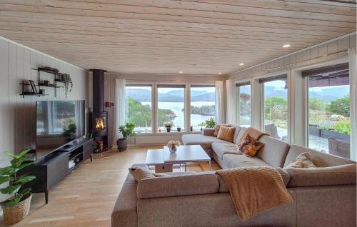 Sveio Maison | 5 Bedroom Cozy Home In Valevåg