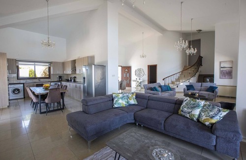 Kathikas Villa | 5 Bedroom En-suite Luxury Villa With Private Pool and hot tub