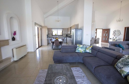 Kathikas Villa | 5 Bedroom En-suite Luxury Villa With Private Pool and hot tub