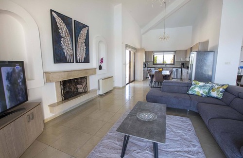 Kathikas Villa | 5 Bedroom En-suite Luxury Villa With Private Pool and hot tub
