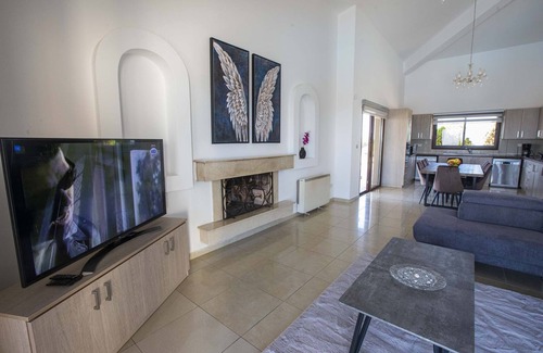 Kathikas Villa | 5 Bedroom En-suite Luxury Villa With Private Pool and hot tub