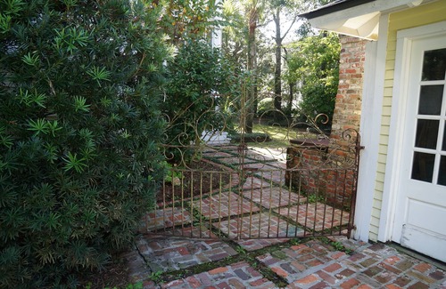 Sullivan's Island Maison | 5 chambres, île historique de Sullivan, piscine, 1 pâté de maisons de la plage!