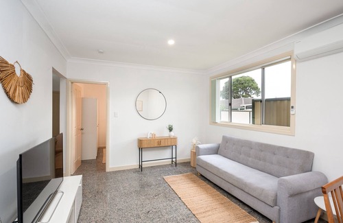 Revesby Maison | 5 Bedroom Home in Revesby-Sleeps 12