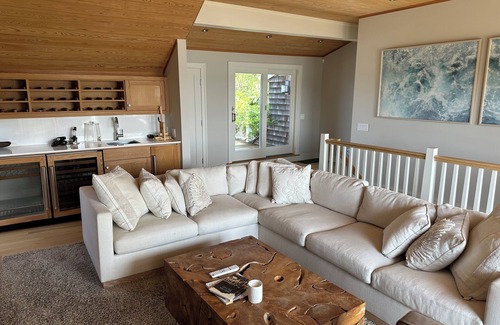 Suffolk County Maison | 5-bedroom home on water with dock, office, bunk room in lovely Shelter Island!