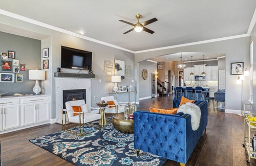 Elmo Maison | Charming + Spacious 5 Bedroom in Rockwall