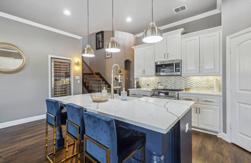 Elmo Maison | Charming + Spacious 5 Bedroom in Rockwall