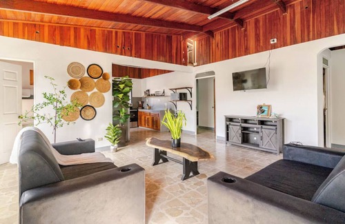 La Cruz Maison | 5-bedroom house, Private Pool, minutes to the Beach-WiFi, AC. Walk to restaurant