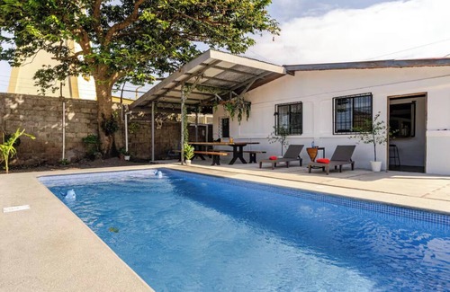 La Cruz Maison | 5-bedroom house, Private Pool, minutes to the Beach-WiFi, AC. Walk to restaurant