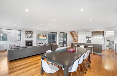 Torquay Maison | 5 Bedroom House - Sleeps 11 - Golf Course Views - Free Parking - Free WIFI