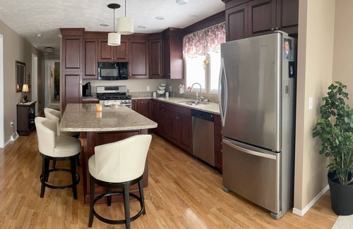 Lakeville Maison | 5 Bedroom Lake House on quiet street, walk to town