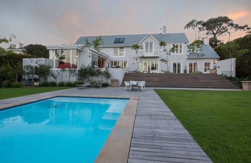 Claremont Maison | Maison moderne de 5 chambres avec vue spectaculaire sur la montagne de la table, piscine à Claremont