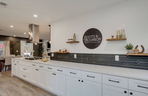 Berkley Square - Headway Maison | 5-Bedroom Retreat with Cowboy Pool, Sauna and More – 10 Min to Downtown Austin
