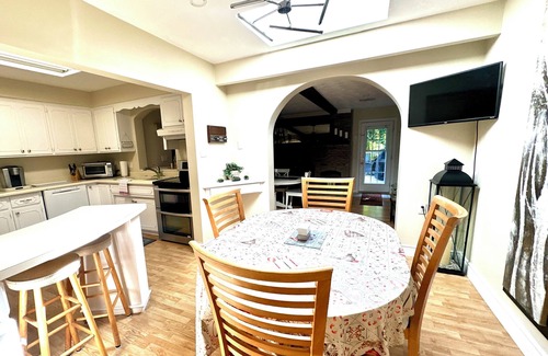 Waterloo Maison | 5 bedroom spacious house in a sought after neighborhood