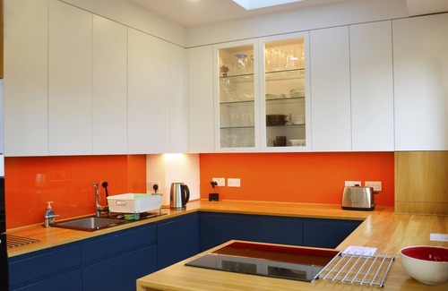 Redbridge Maison | 5 bedroom sunlit family house with garden