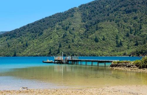 Furneaux Maison | 5-bedroom waterfront home on Endeavour Inlet