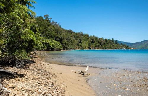 Furneaux Maison | 5-bedroom waterfront home on Endeavour Inlet