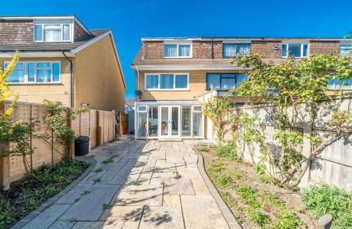 Havering Lit Et Petit-Déjeuner | 5 Bedrooms Homely House with Garden-Sleeps 11 Comfortably on 5 Double Beds, 1 Single Bed, Onsite Private Parking,Business Travellers, Contractors, & Holiday-Goers, Family Groups, Near Westfield Stratford,Excel Centre,O2 Arena,Elizabeth Line,Central London