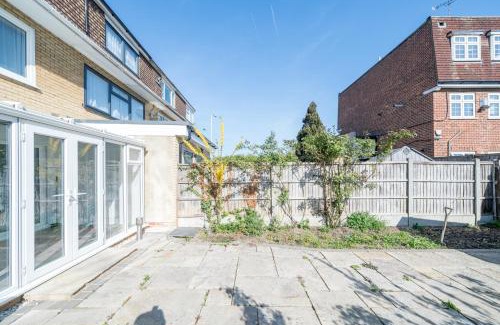 Havering Lit Et Petit-Déjeuner | 5 Bedrooms Homely House with Garden-Sleeps 11 Comfortably on 5 Double Beds, 1 Single Bed, Onsite Private Parking,Business Travellers, Contractors, & Holiday-Goers, Family Groups, Near Westfield Stratford,Excel Centre,O2 Arena,Elizabeth Line,Central London