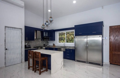 Ballena Villa | 5 BDRS/ 3 King beds, large pool & whale tail ocean view!