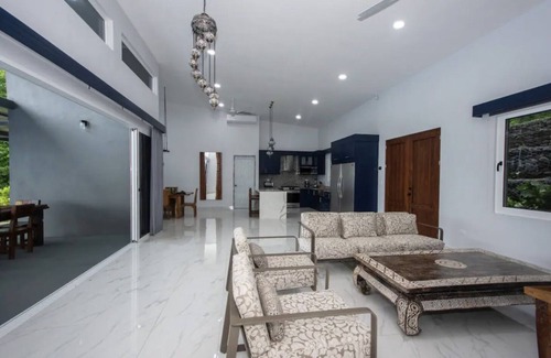 Ballena Villa | 5 BDRS/ 3 King beds, large pool & whale tail ocean view!