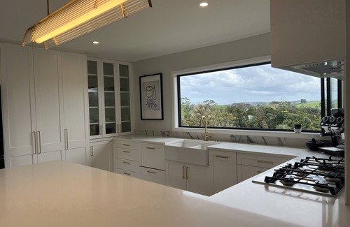 Matakana Maison | 5 bedrooms, metres from the village, with a pool