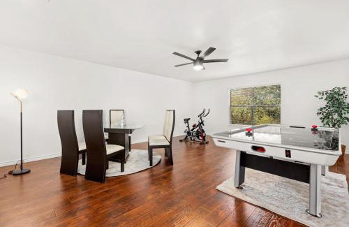 North San Antonio - SAT Maison | 5 Bedrooms with Chefs Kitchen 2 Masters Room and Game Lounge